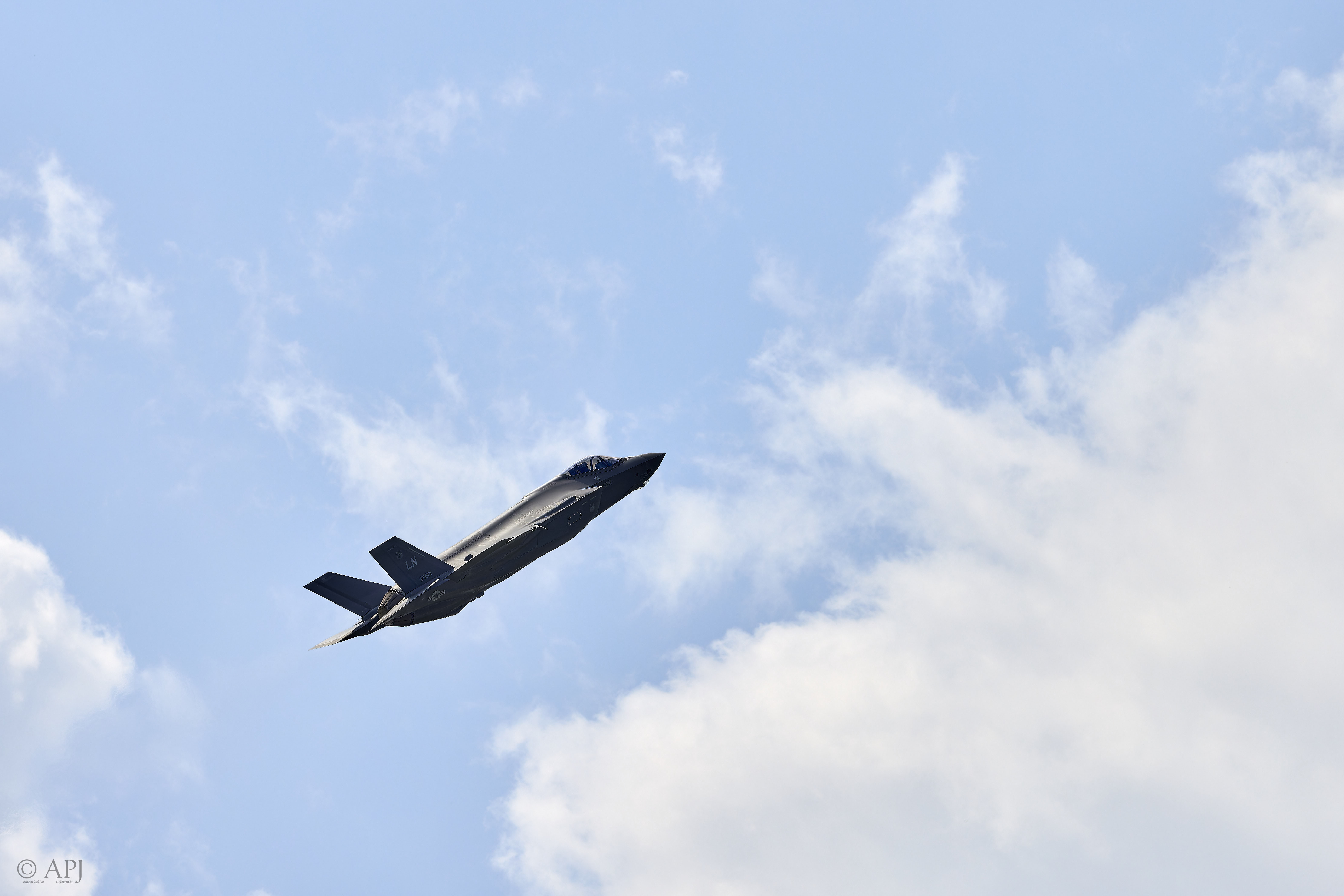 266 APJ A7A0548 CR3  DX3